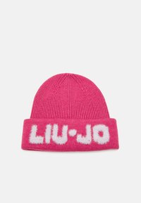 Berretto rosa a maglia con design a coste e bordo ripiegato, con il nome del marchio "LIU·JO" in lettere bianche pelose.
