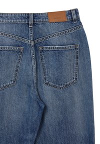 Jeans in denim blu con taglio dritto, due tasche posteriori, cuciture arancioni e un patch in pelle marrone sulla vita.