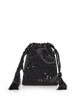 Zwarte satijnen trektas met bloemvormige kralenversiering en gevlochten kwastkoorden op een witte achtergrond.