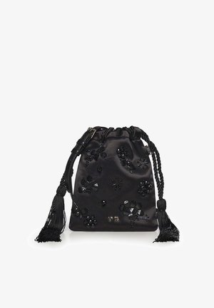 Bolsa de satén negra con cordón, adornada con cuentas florales y cordones de borlas trenzadas sobre un fondo blanco.