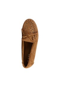 Mocassin en daim marron clair avec des clous métalliques sur l\'orteil et un nœud décoratif detail en lacets.