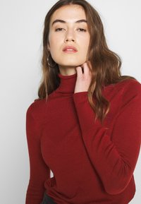 ONLY ONLVENICE ROLLNECK - Camisola - fired brick