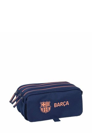 Granatowy piórnik z trzema zamykanymi na zamek kieszeniami, z pomarańczowym napisem "BARÇA" i herbem FC Barcelony na przedniej kieszeni.