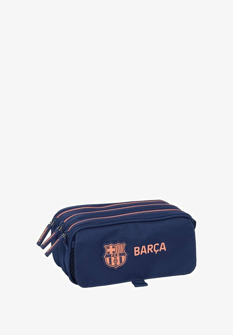 Granatowy piórnik z trzema zamykanymi na zamek kieszeniami, z pomarańczowym napisem "BARÇA" i herbem FC Barcelony na przedniej kieszeni.