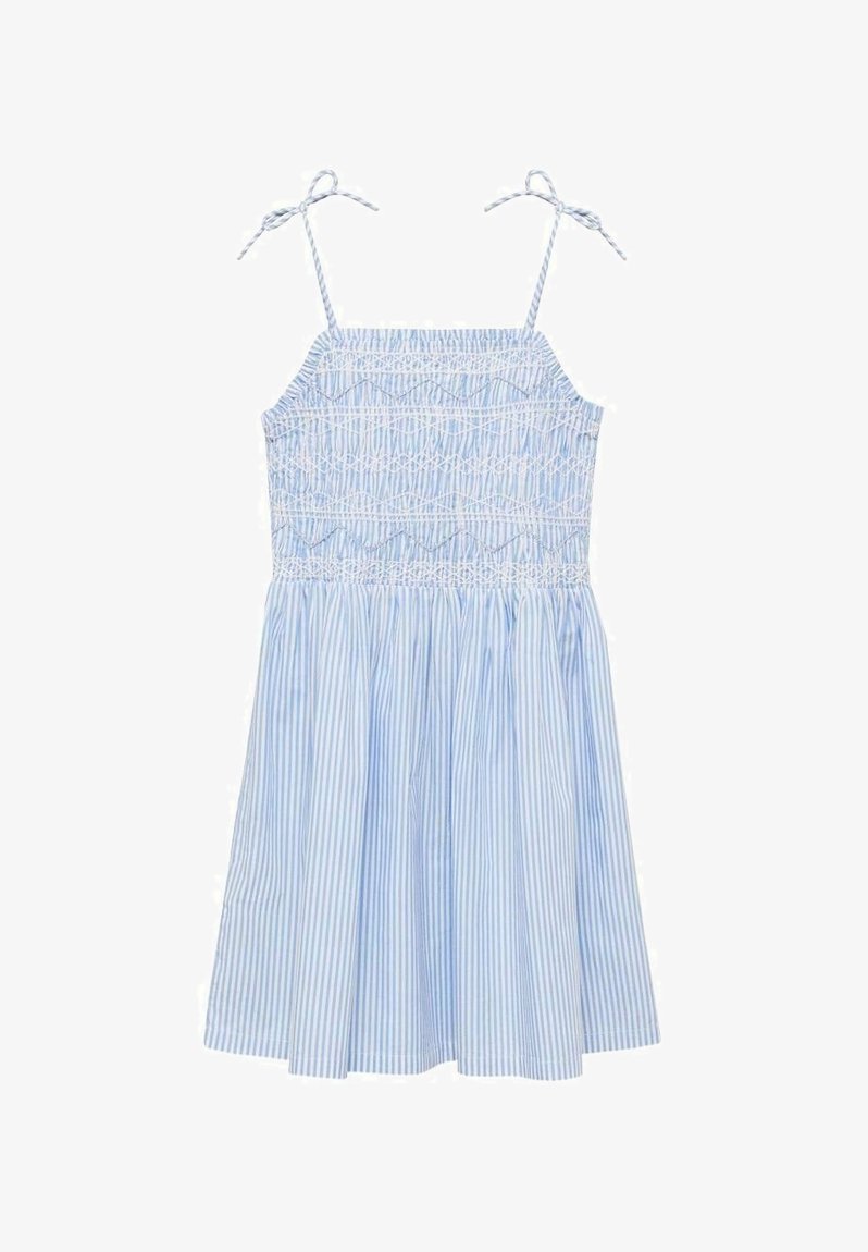 Robe sans manches à rayures verticales bleu clair et blanc avec un corsage smocké et de fines bretelles nouées en nœuds.