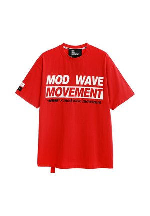 Camiseta roja de manga corta con un texto blanco y negro en negrita "MOD WAVE MOVEMENT" impreso en la parte delantera y un pequeño diseño en la manga izquierda.