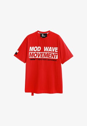 Camiseta roja de manga corta con un texto blanco y negro en negrita "MOD WAVE MOVEMENT" impreso en la parte delantera y un pequeño diseño en la manga izquierda.