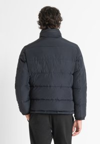 Antony Morato REGULAR FIT IN TECHNO WITH ECOPADDING DUPONT SORONA WITH METAL LOGO ON RUBBER PATCH - Zimska jakna - ink blue