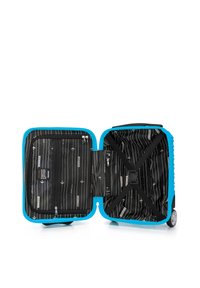 Tvrdý kufr s jasně modrým vnějším povrchem. Interiér obsahuje černou látku s vertikálními bílými pruhy a organizačními popruhy.