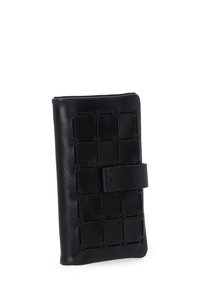 Zwarte leren portemonnee met een gestructureerd ruitpatroon en uitsnijdingen, voorzien van een veilige sluiting met een band. Compacte en rechthoekige vorm.