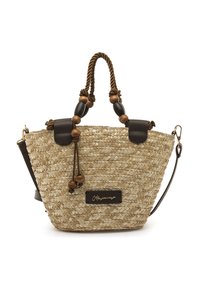Bolso tejido de paja con detalles en cuero marrón, asas de cuerda trenzada y cuentas de madera decorativas. Cuenta con una placa con el logotipo en la parte delantera.