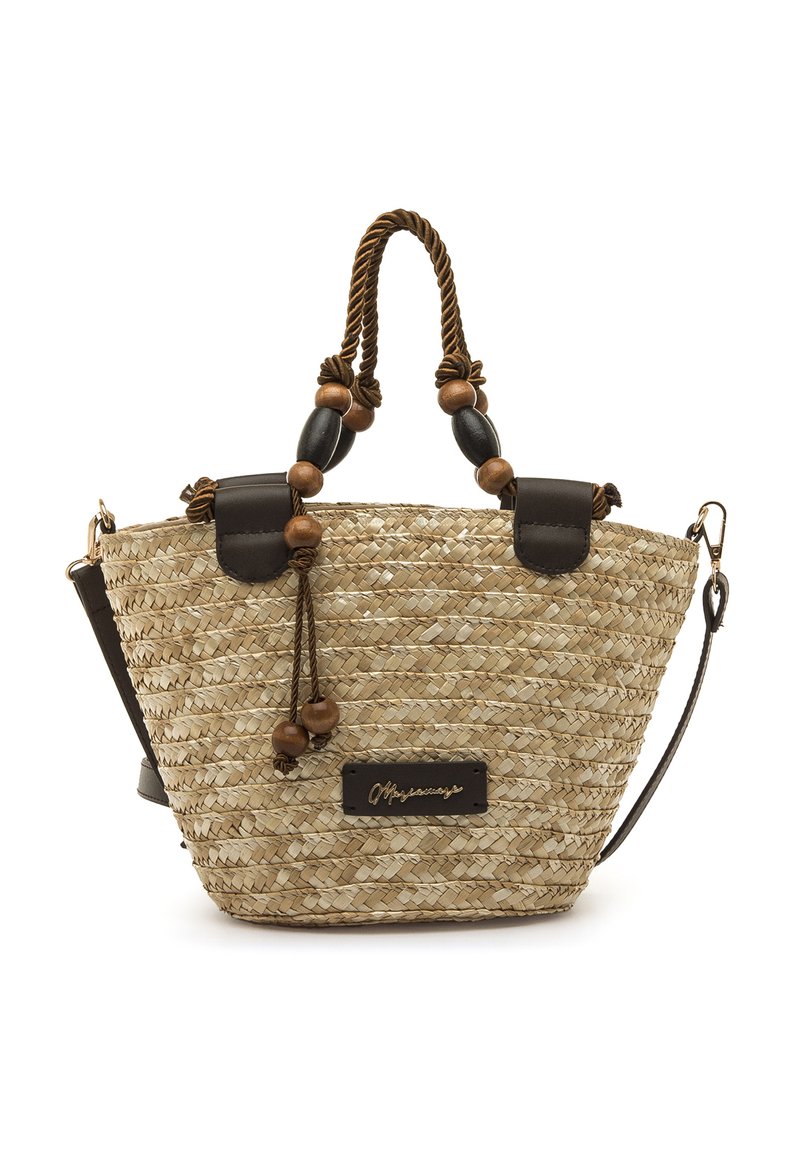 Bolso tejido de paja con detalles en cuero marrón, asas de cuerda trenzada y cuentas de madera decorativas. Cuenta con una placa con el logotipo en la parte delantera.