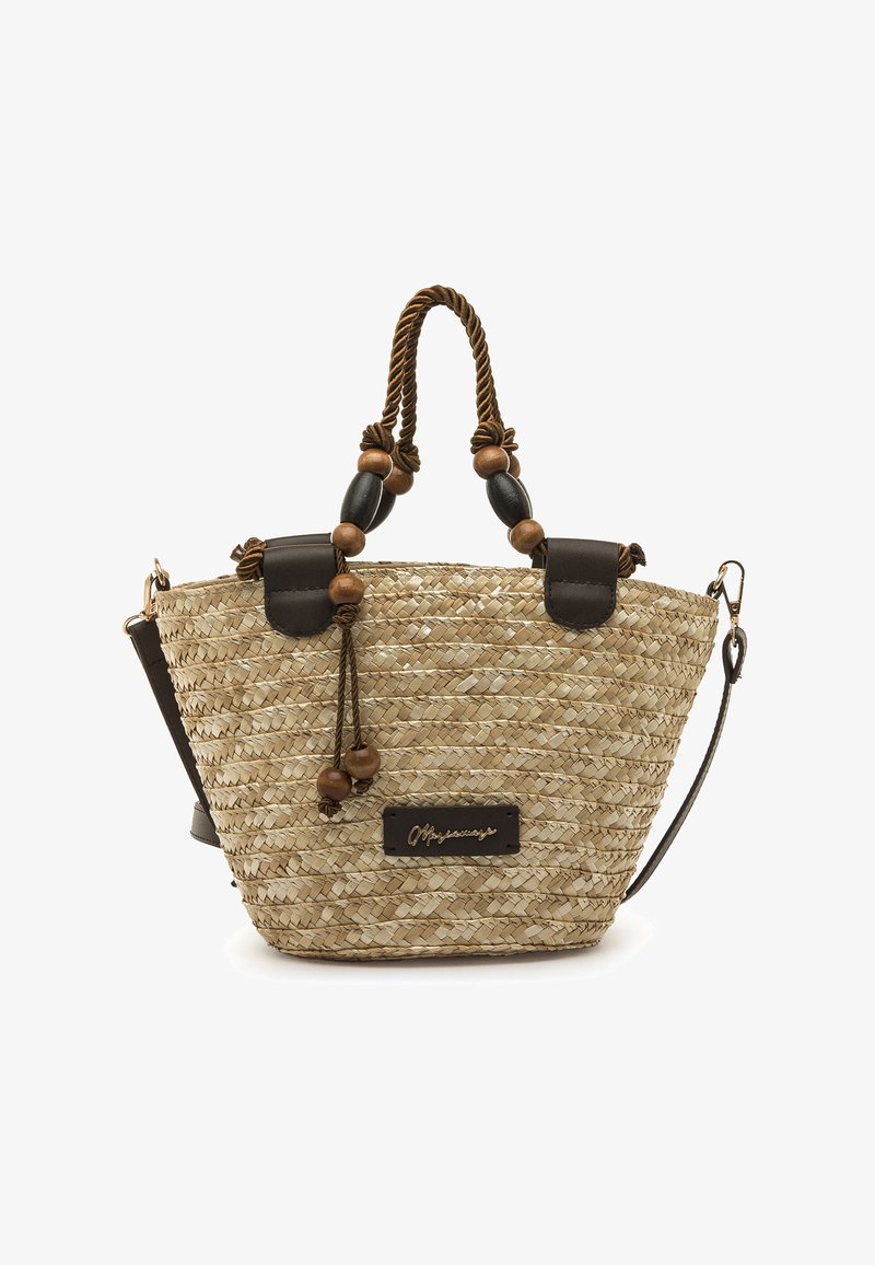 Bolso tejido de paja con detalles en cuero marrón, asas de cuerda trenzada y cuentas de madera decorativas. Cuenta con una placa con el logotipo en la parte delantera.