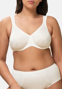 Witte beha met kantpatroon, gevormde cups en brede bandjes, gecombineerd met bijpassende slips met een middelhoog taille. Glad, rekbaar materiaal met een comfortabele pasvorm.