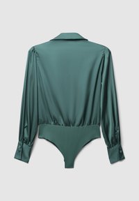 Body in satin teal a maniche lunghe con colletto classico, polsini con bottoni e vita aderente, caratterizzato da una texture liscia e lucida.