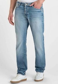 Jean en denim bleu clair à coupe droite, présentant des effets d'usure et des plis, doté de cinq poches et d'une fermeture par bouton.