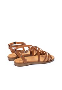 Sandalias de cuero marrón con múltiples tiras entrelazadas, hebilla ajustable en el tobillo, plantilla acolchada y suela de goma plana.