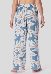 Pantaloni larghi e leggeri in blu con un motivo floreale in bianco e beige. Presentano una vita elasticizzata e gambe larghe, realizzati in materiale morbido.