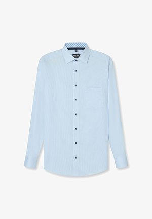 Hellblaues, langärmeliges Hemd mit schwarzen Knöpfen, einer einzelnen Brusttasche und einem Kragen, der innen ein hellblaues gepunktetes Muster aufweist.