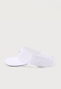 Άσπρο ρυθμιζόμενο αθλητικό σκιάδιο με διάτρητη πλαϊνή επιφάνεια για αερισμό, εμφανίζεται μπροστά σε απλό φωτεινό φόντο.