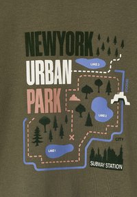 Dunkelolivgrüner Stoff mit einer karikaturhaften Parkkarte. Der Text zeigt "NEW YORK URBAN PARK". Seen, Bäume und Wege sind illustriert.