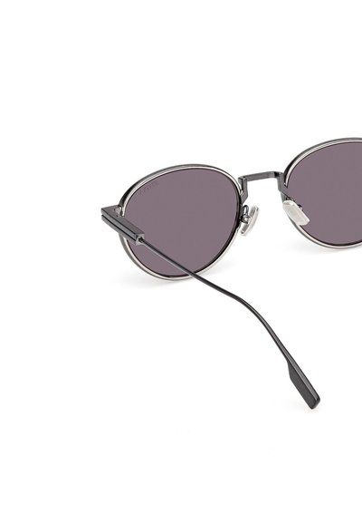 Okulary przeciwsłoneczne z okrągłymi, czarnymi metalowymi oprawkami i ciemnoszarymi soczewkami, z cienką ramką, ozdobami na nosku i regulowanymi noskami.