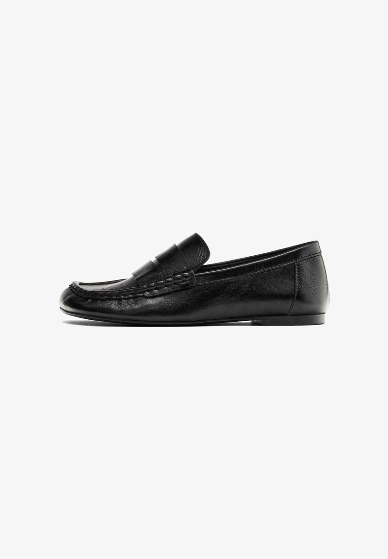 Schwarze Lederloafers mit einer glatten Oberfläche, runder Spitze und dekorativen gestickten Details an der Vorderseite. Mit einem unkomplizierten Slip-On-Design und niedrigem Absatz.