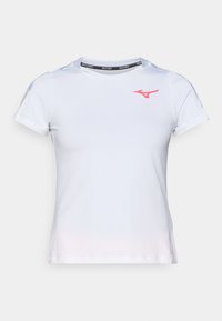 Mizuno valge sportlik T-särk lühikeste varrukatega, ümmargune kaelus, roosa logo ja kerge gradient roosaks alläärde. Sile, niiskust tõrjuv kangas.