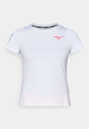 Mizuno vit tränings t-shirt med korta ärmar, rund hals, rosa logotyp och en lätt gradient som tonar över till rosa vid fållen. Slät, fukttransporterande tyg.