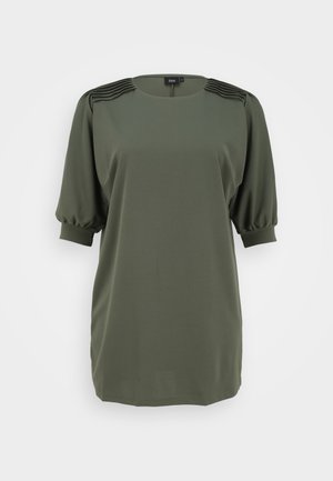 Blouse verte olive pour femme avec manches courtes bouffantes, détails plissés aux épaules et encolure ronde.