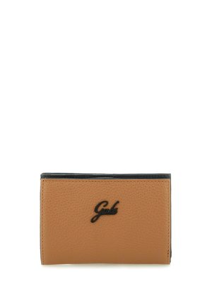 Portafoglio compatto in pelle marrone testurizzata con bordi interni neri e logo del marchio in corsivo nero centrato sul davanti.