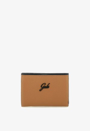 Portafoglio compatto in pelle marrone testurizzata con bordi interni neri e logo del marchio in corsivo nero centrato sul davanti.