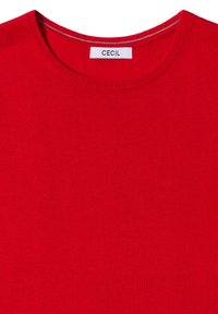 Červený svetr z měkké pleteniny, s kulatým výstřihem a ribbovanými detaily. Etiketa uvádí "CECIL" na bílém obdélníkovém štítku.