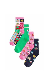 Fire farverige juletidsstrømper med festlige mønstre, herunder juleskaber, stjerner, gaver, sukkerrør, ingefærbrød og juletekst.