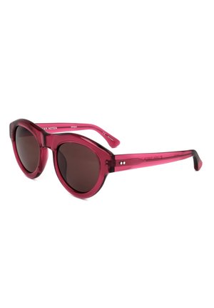 Occhiali da sole con montatura rotonda, lenti scure e aste e bordi in plastica traslucida rosa intenso, mostrati leggermente inclinati su sfondo bianco.