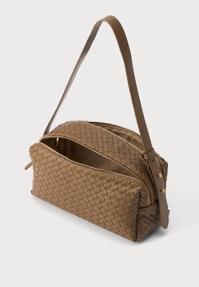 Sac à bandoulière en cuir tressé marron avec deux compartiments zippés et une sangle réglable, présenté ouvert sur fond blanc.