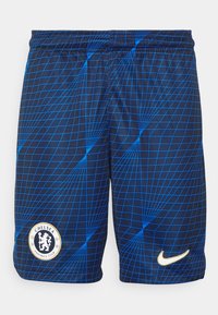 Pantalones cortos deportivos azules con un patrón de rejilla. Presentan el logo del Chelsea Football Club y un swoosh dorado de Nike. Hechos de material ligero.