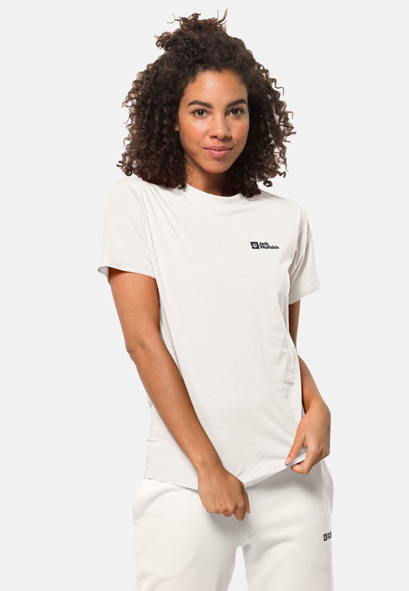 Weißes Baumwoll-T-Shirt mit Rundhalsausschnitt, kurzen Ärmeln und einem kleinen schwarzen Logo auf der linken Brustseite. Glatte Textur, lässige Passform.