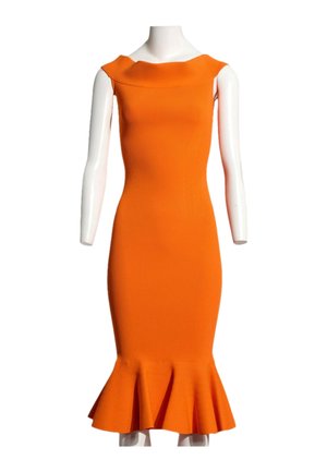 Robe orange sans manches, cintrée, avec un large décolleté et un ourlet volanté évasé, présentée sur un mannequin blanc sur fond blanc.