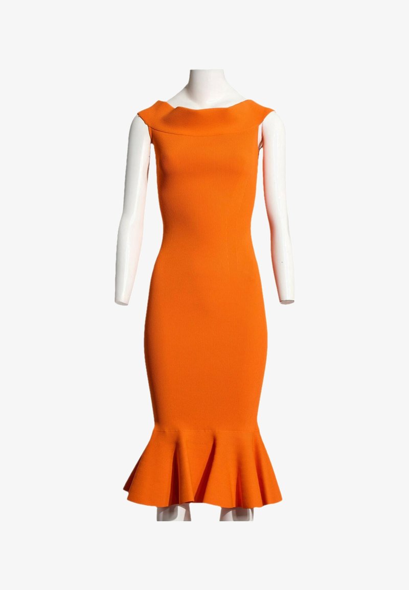 Robe orange sans manches, cintrée, avec un large décolleté et un ourlet volanté évasé, présentée sur un mannequin blanc sur fond blanc.