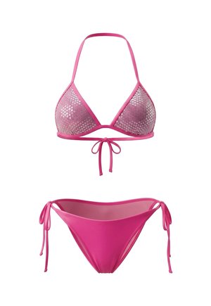 Bikini rosa due pezzi con top triangolo con paillettes e slip con laccetti ai lati su sfondo bianco.