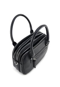 Zwarte leren handtas met dubbele textuurhandvatten, meerdere met rits afgesloten compartimenten en een ritszak aan de voorkant. Soepele en gestructureerde vormgeving.