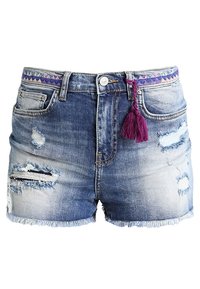 Szorty jeansowe w gradiencie od jasnoniebieskiego do ciemnoniebieskiego z przetarciami. Posiadają fioletowy chwost i ozdobny wzorzysty pas.