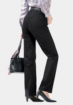 Zwarte rechte spijkerbroek van denim, met een hoge taille, subtiele textuur en een gladde afwerking, gecombineerd met een zwarte handtas.