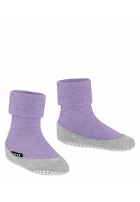 Calzini a maglia viola con risvolto, caratterizzati da una suola in gomma grigia con puntini bianchi antiscivolo e un piccolo etichetta nera sul lato.