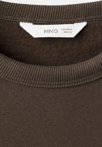 Bruine sweatshirt van een katoenmix met een geribde halslijn en binnenkant, voorzien van een label met merk- en maatinformatie.