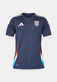Camiseta atlética de color azul marino con mangas cortas, franjas blancas de Adidas y el logo de San Diego. Presenta un degradado de naranja a azul en los laterales.
