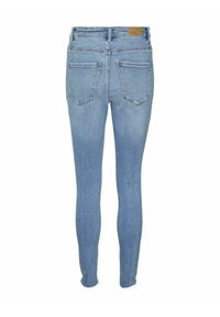 Svetlo modri usnjeni hlače s visokim pasom, dvema zadnjima žepoma in odrgnjenim robom. Narejene iz denim tkanine z gladko teksturo.