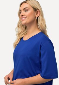Blue t-shirt with a round neckline and short sleeves, made from smooth fabric. Features a relaxed fit and simple design without patterns.