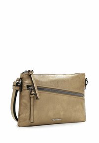 Borsa crossbody in pelle oro metallizzato con tasca frontale con zip, tracolla regolabile e design minimalista. Presenta una sottile trama e dettagli sul logo.